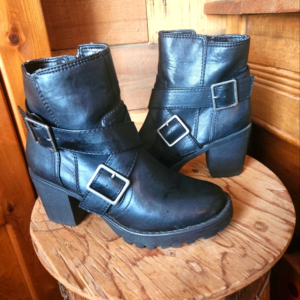 BONGO HARNESS BOOTS- WOMENS SIZE 6.5